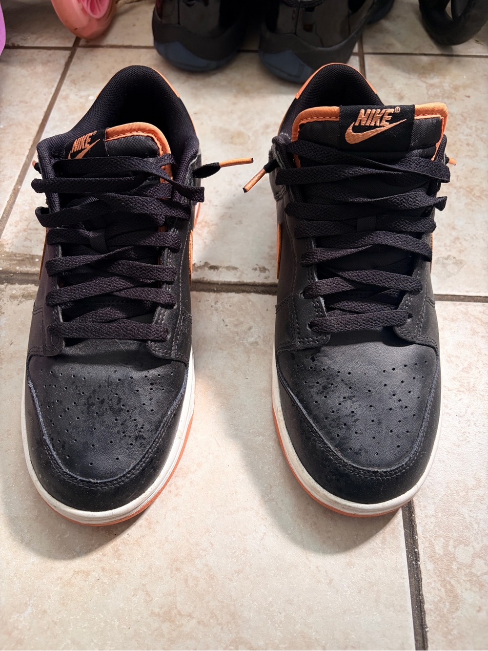Nike Men’s Low-Top Sneakers in Black and Orange